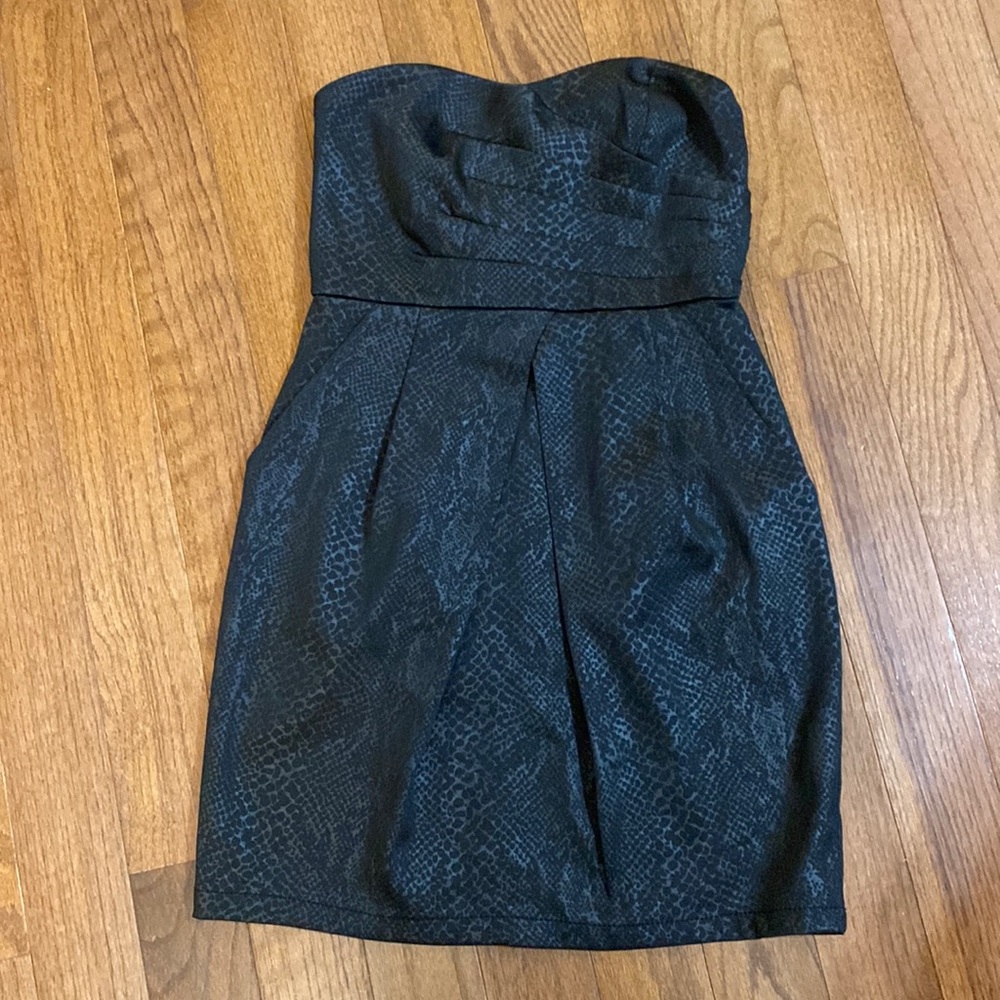 Black print mini strapless dress
